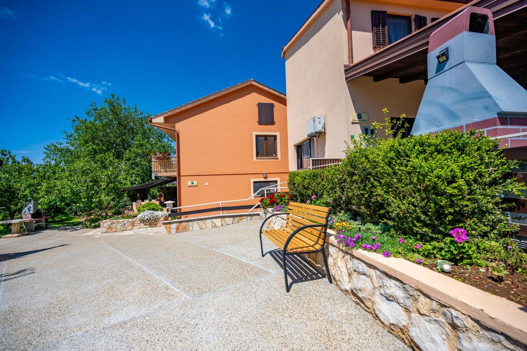 E-M Apartments With Private Pool Vinkuran Dış mekan fotoğraf