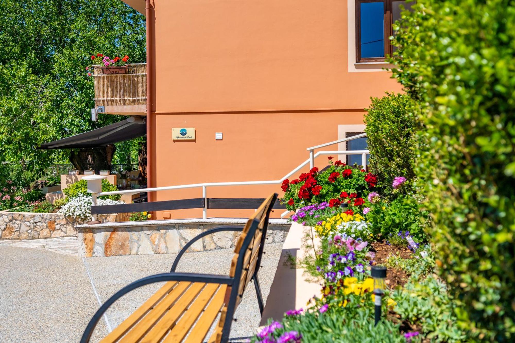 E-M Apartments With Private Pool Vinkuran Dış mekan fotoğraf