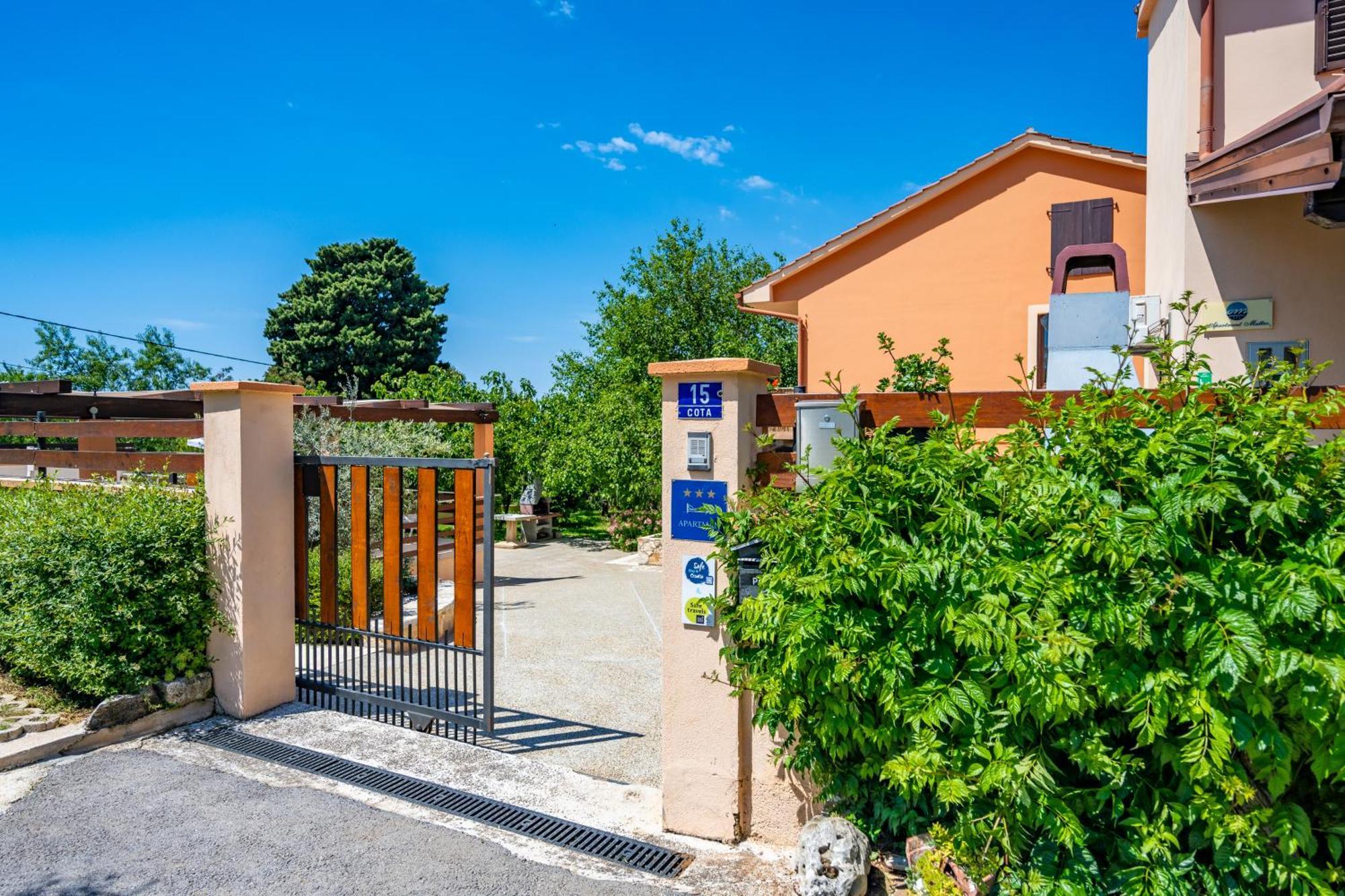 E-M Apartments With Private Pool Vinkuran Dış mekan fotoğraf